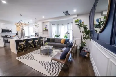 Image de Boston 2 level luxury home, Free Parking, 5 mins to casino & 10 mins to airport