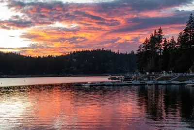 Image de Experience lake life steps away! Crestline's 4-bedroom retreat near Lake Gregory