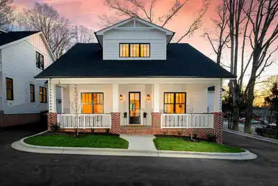 Image de New Oakhurst Cottage # 1 Charlotte