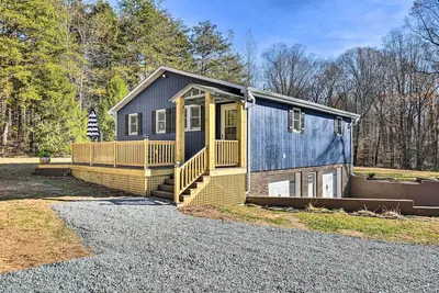 Image de Charming Yadkin Valley Cottage w/ Deck & Yard