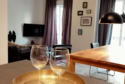 Image de stylish city center apt. king bed