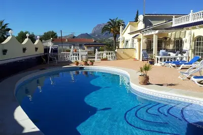Image de \"Villa de vacances Albir - Alfaz del Pi\" avec vue montagne, piscine, climatisation et Wi-Fi.