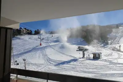 Image de Plein soleil et au pied des pistes!