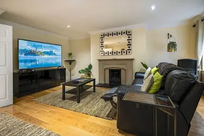 Image de Pass the Keys | Fab Townhouse Near Queens with Huge Tv & Recliners