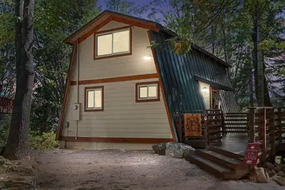 Image de Chief Peak cabin near Yosemite with deck, nature views & full kitchen
