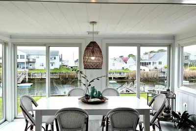 Image de Newly furnished, sunny waterfront house with dock and walking distance to beach!