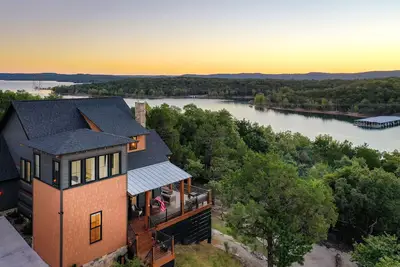 Image de 5Star MajesticRetreat, TableRock Lake Branson Chalet, Walk2Lake, FirePits, HotTub