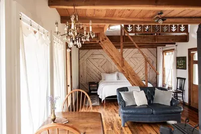 Image de Woodsy Cabin Guest House with Spa and Pickleball Court.