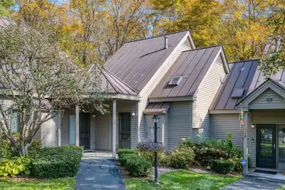 Image de Modern Village, Community Pool | Newton Village 1c