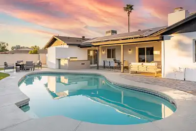 Grayhawk by AvantStay | Pool+HotTub, Bocce, Fire Pit, Pool Table, Putting Green