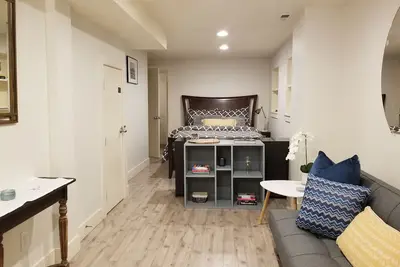 1Bd/1Bth w/kitchenette, 1 mile to Space Needle, 75 walk score, free parking