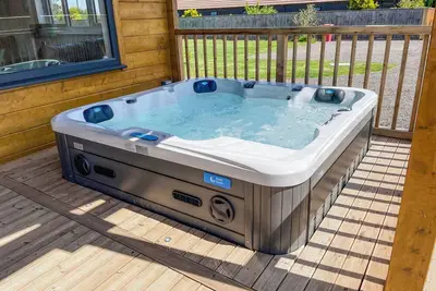 Image de Indulge and delight at this wonderful lodge, with your own private hot tub.