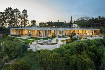 Image de Luxurious Trousdale Estate with Expansive Grounds