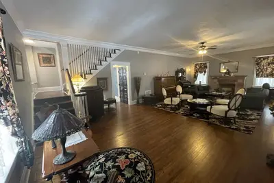 Image de Historic Walnut Street Huge Home 8 bedrooms 4 bath