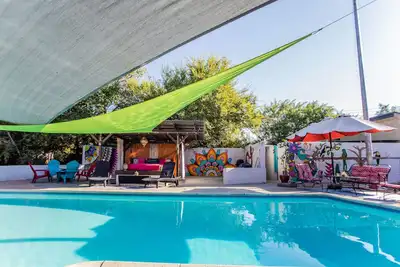 Image de Vibrant Bohemian Loft Apartment with Shared Pool, Garden & Colorful Murals