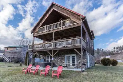 Image de Cruizin  River Dreams- River front, fire-pit, hot tub