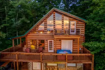 Image de Incredible Views | Hot Tub | Close to Everything!