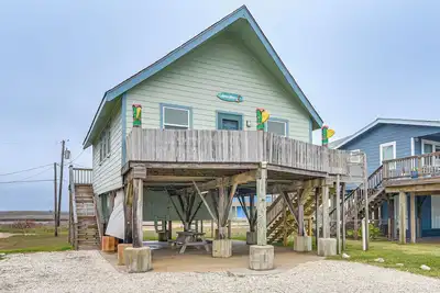 Walk to Shore: Cottage w/ Deck in Surfside Beach!