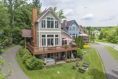 Image de Dog Friendly Lakefront Bliss w/ Hot Tub