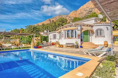 Villa \"Casa Cacteae\" avec vue sur les montagnes, piscine et Wi-Fi.