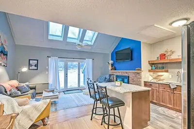 Image de Ski-In/Ski-Out Tenney Mountain Condo w/ Fireplace!