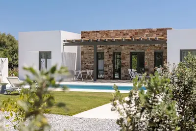 Image de Stone Villa, a contemporary home, offering privacy, within reach of Naxos Town.
