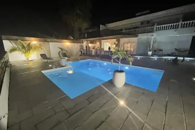 Image de Villa standing vue mer grande piscine et cuisine extérieure