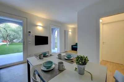 Image de Maison Bellini 2 with pool and near to the lake