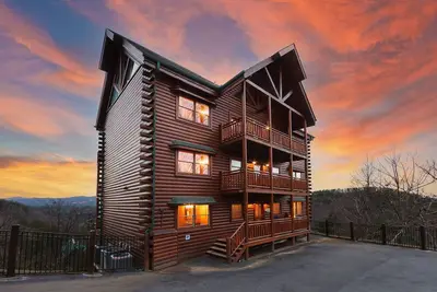 Image de Massive 8 Br Cabin W/ Theater, Hot Tub, WiFi, New Furniture--Free Dollywood Tix!