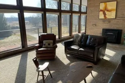 Image de Beautiful Home in Town Acreage