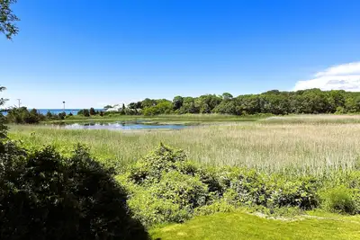 Image de Great four bedroom home with views of the ocean over the marsh