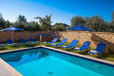 Image de Ideal villa for large groups! Private pool, Hot Tub! 5 min away from Rethymno!