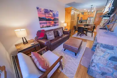Image de Large 1 br w/ 2 showers, walk to slopes!