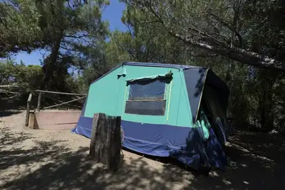 Image de Tente Navajo 4/6 lits: tente équipée d’environ 25mq composée de 3 chambres (une chambre matrimoniale et deux petites chambres avec 2 lits), un séjour avec une cuisine équipée de réchaud, frigo, casseroles, vaisselle et tout le nécessaire pour c