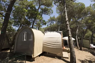 Image de Tente équipée Coco Sweet 4 lits, tente hydrofuge, 16mq env. , maximum 4 personnes comprend : une pièce avec un lit matrimonial (140 x 190cm) 3 petites étagères et un petit espace pour pendre les habits, séjour avec 2 divans transformables en 2 lits