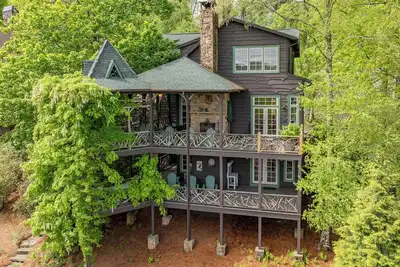 Image de Tree top is a 5-star mountain home with majestic views and easy lake access!