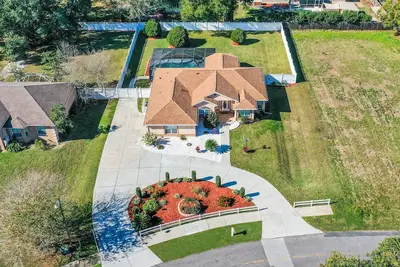 Image de Equestrian Paradise w/ Swimming Pool • 12 min to Wec • Walk to Food, Mall, Shops