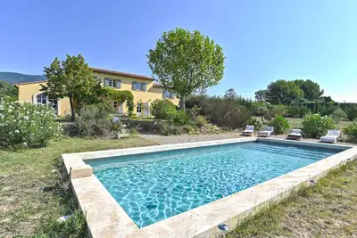 Image de Villa avec piscine et jardin