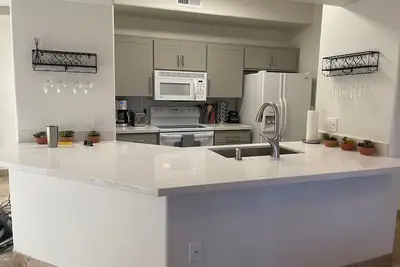 Image de Large 1-Bedroom Condo in Gated Comm/ Pools