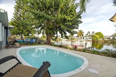 Image de Remodeled Lake Front Pool Home! Sleeps 13! Bring dogs and kids!