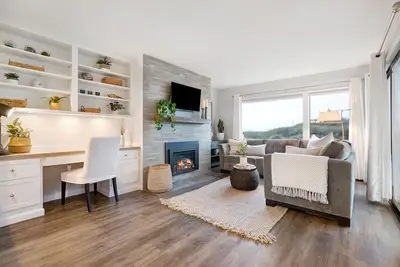 Image de Serene & Modern~ Ocean Front View~ 2 Bd 2 Bth~1st Fully Remodeled