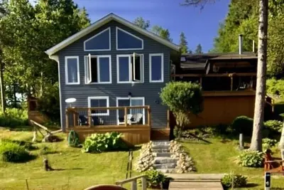 Image de Gorgeous 4 Season Waterfront Cottage Family Getaway, Sleeps up to 14 w loft apt