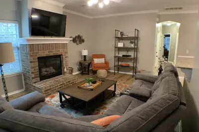 Image de Wooded Area near Uco & Hospitals with Neighborhood Pool.