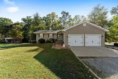 Image de 3 bedroom/2 full bath lakefront home with gentle slope to private covered dock