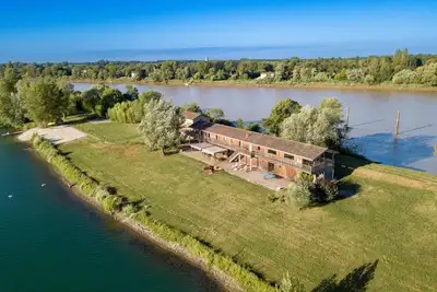 Image de Grande maison au bord de l’eau