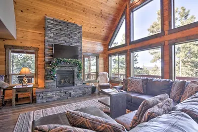 Image de 'Longview Lodge' w/ Furnished Deck & Fire Pit!