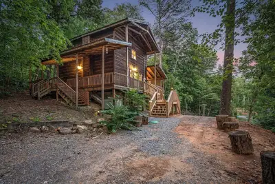Image de Two Story Cabin in the Smokys with 2 King Bed and Hot Tub