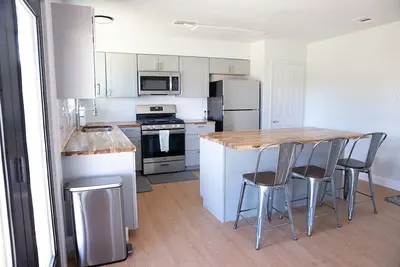 Image de Modern, Updated, Pet Friendly, Centrally Located with Bbq and FirePit!