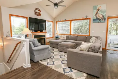 Image de Luap's Place - Oceanside 5 Br home w/ Private Pool and Hot Tub