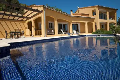 Image de Villa moderne avec piscine privée à Roquebrun